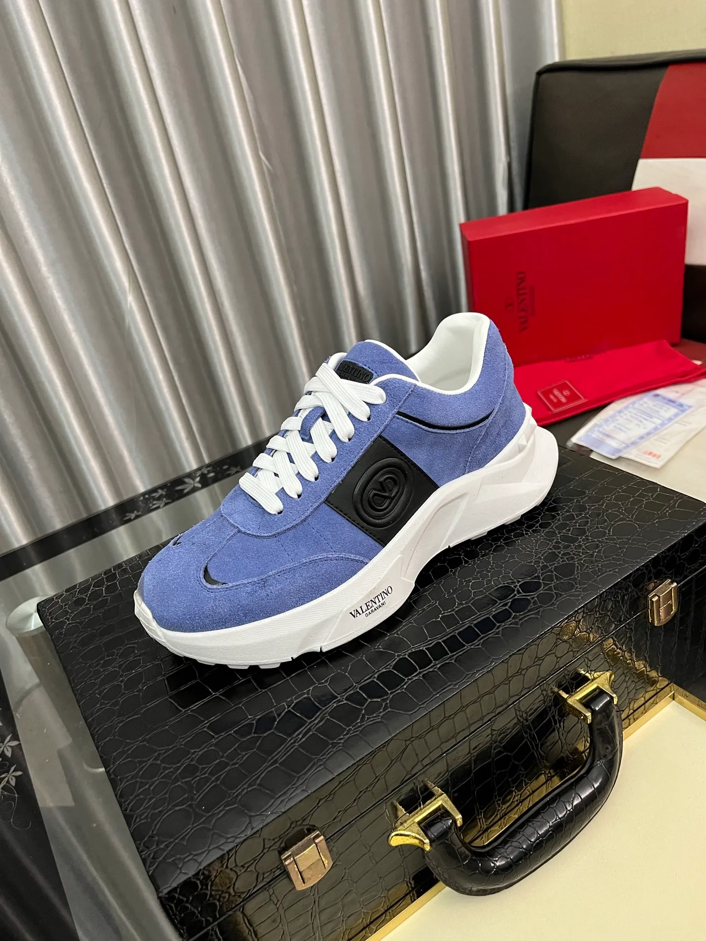 Men's shoes 💰480⌚️⌚️ VALENTINO Valentino's 2024 ss spring and summer new hot casual sports shoes, imported elastic fabric upper ➕The heel is Warren's exclusive rivet shape. The whole is very representative, the combined outsole is really easy to wear and very comfortable on the foot ~ Comes with **4 cm, classic, comfortable and versatile! Size: 38-442️⃣Colors available